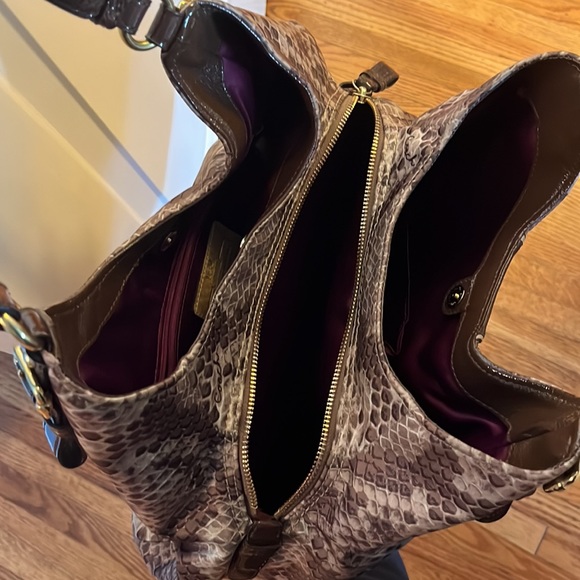 Coach faux snake skin shoulder bag with gold hardware! - Picture 3 of 8